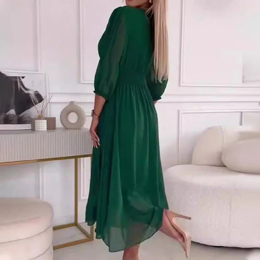 Priliehavý pás, zoštíhľujúci strih a lichotivá rozširujúca sa sukňa pre sexy vzhľad.