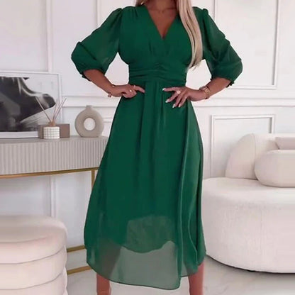 Priliehavý pás, zoštíhľujúci strih a lichotivá rozširujúca sa sukňa pre sexy vzhľad.