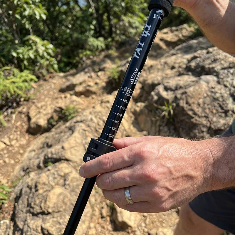 Časovo obmedzená udalosť⛰️Nastaviteľná turistická palica z hliníkovej zliatiny – odolná, tlmiaca nárazy, ľahká 🌲