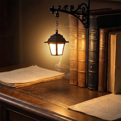 🏮Časovno omejen 50 % popust📚Retro ulična svetilka, železna svetilka s stojalo za knjige, 2-v-1 namizna svetilka za shranjevanje in osvetlitev