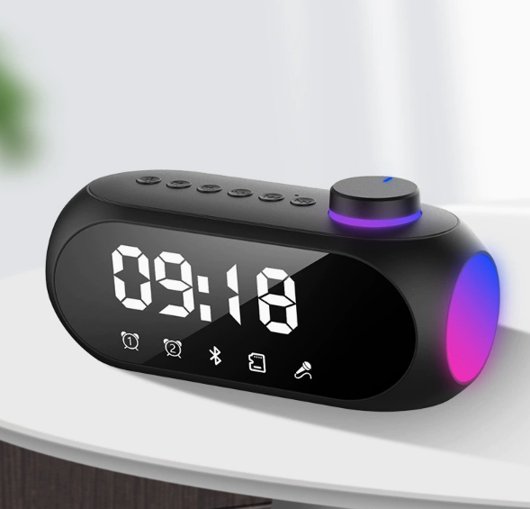 🔊4-v-1 Bluetooth reproduktor k posteli｜360° priestorový zvuk, RGB ambientné osvetlenie, stolový reproduktor s dvojitým budíkom🎵🌈