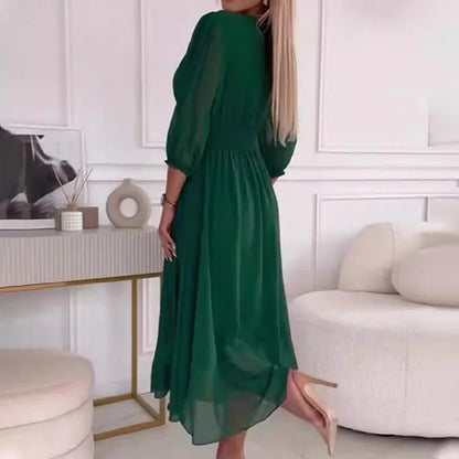 Priliehavý pás, zoštíhľujúci strih a lichotivá rozširujúca sa sukňa pre sexy vzhľad.