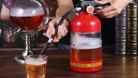 Obľúbený vedro na pivo v dizajne hasiacieho prístroja – ručne čapované pivo – ideálne na verejné premietanie a futbalové párty 🍻⚽